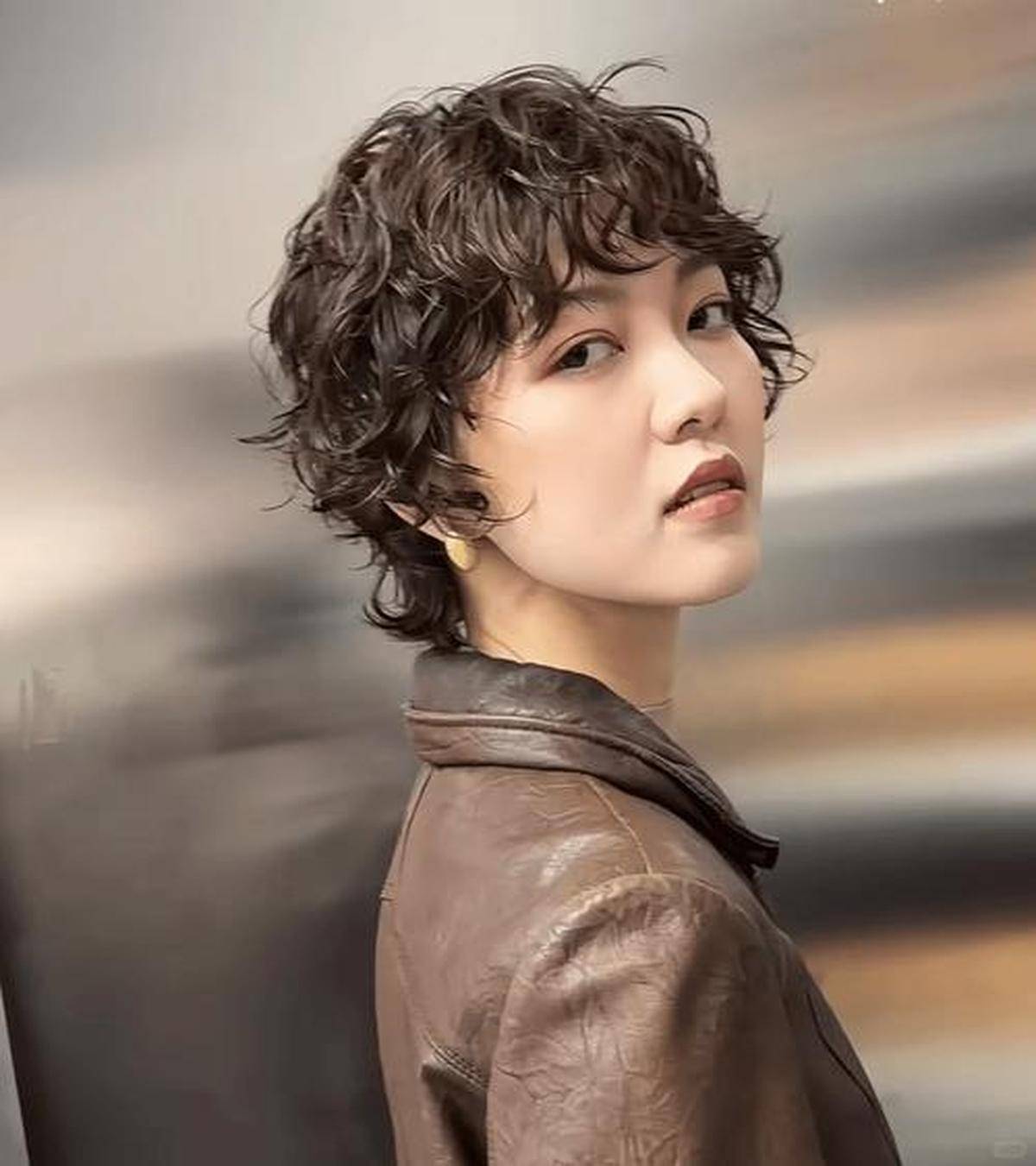 26年春季流行趋势与瘦脸减龄效果AG真人平台时尚发型女短发之20